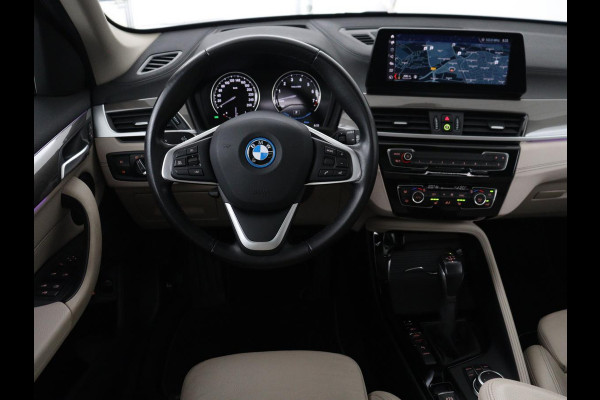 BMW X1 xDrive25e Business Edition Plus | SOH 91,4% | Panoramadak | Leder | Stoelverwarming | Sfeerverlichting | Cruise control | Navigatie | Park assist | PHEV