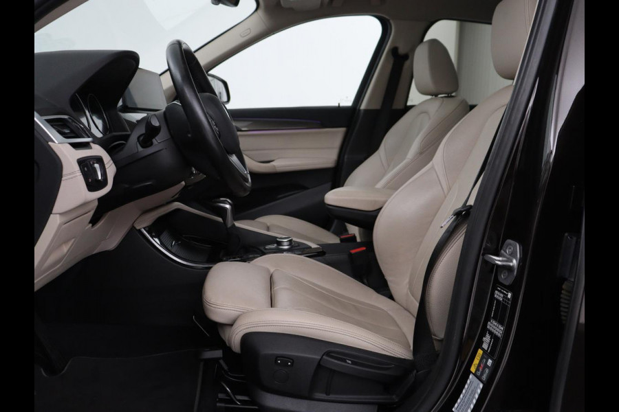BMW X1 xDrive25e Business Edition Plus | SOH 91,4% | Panoramadak | Leder | Stoelverwarming | Sfeerverlichting | Cruise control | Navigatie | Park assist | PHEV