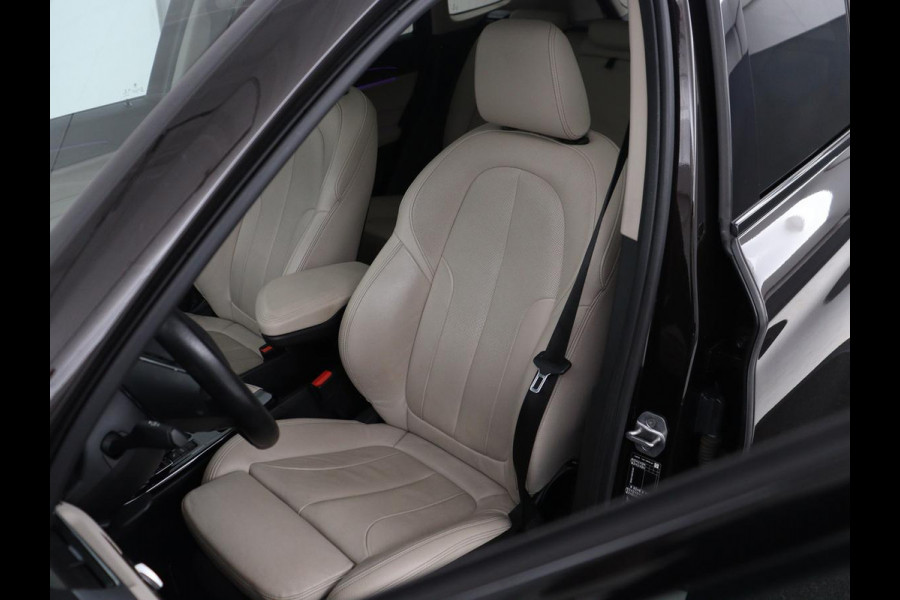 BMW X1 xDrive25e Business Edition Plus | SOH 91,4% | Panoramadak | Leder | Stoelverwarming | Sfeerverlichting | Cruise control | Navigatie | Park assist | PHEV