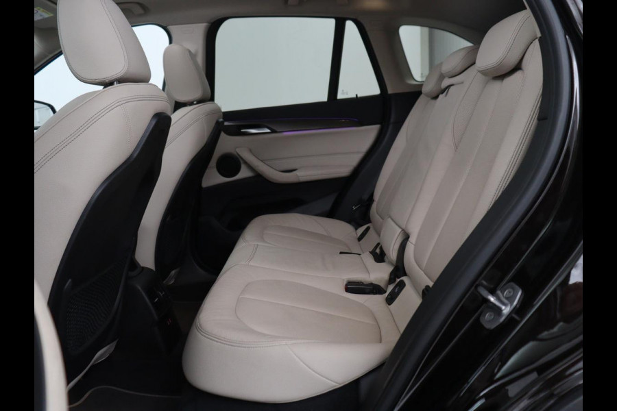 BMW X1 xDrive25e Business Edition Plus | SOH 91,4% | Panoramadak | Leder | Stoelverwarming | Sfeerverlichting | Cruise control | Navigatie | Park assist | PHEV