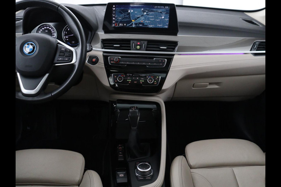 BMW X1 xDrive25e Business Edition Plus | SOH 91,4% | Panoramadak | Leder | Stoelverwarming | Sfeerverlichting | Cruise control | Navigatie | Park assist | PHEV