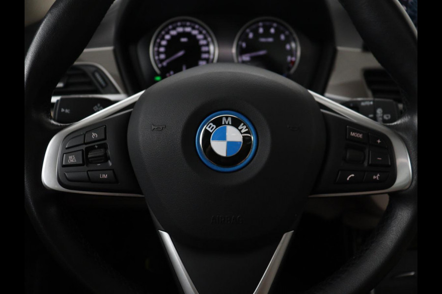 BMW X1 xDrive25e Business Edition Plus | SOH 91,4% | Panoramadak | Leder | Stoelverwarming | Sfeerverlichting | Cruise control | Navigatie | Park assist | PHEV
