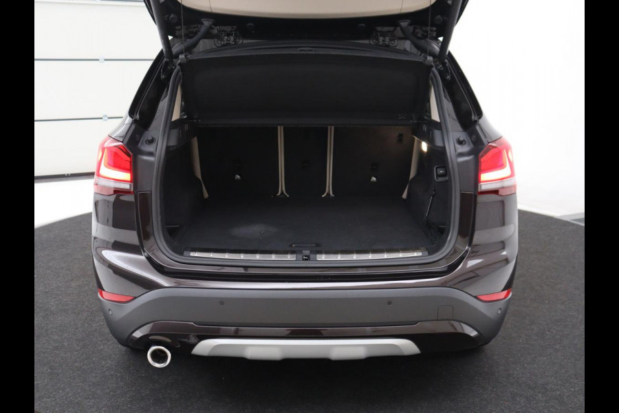 BMW X1 xDrive25e Business Edition Plus | SOH 91,4% | Panoramadak | Leder | Stoelverwarming | Sfeerverlichting | Cruise control | Navigatie | Park assist | PHEV