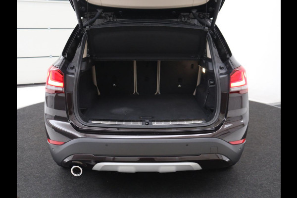 BMW X1 xDrive25e Business Edition Plus | SOH 91,4% | Panoramadak | Leder | Stoelverwarming | Sfeerverlichting | Cruise control | Navigatie | Park assist | PHEV