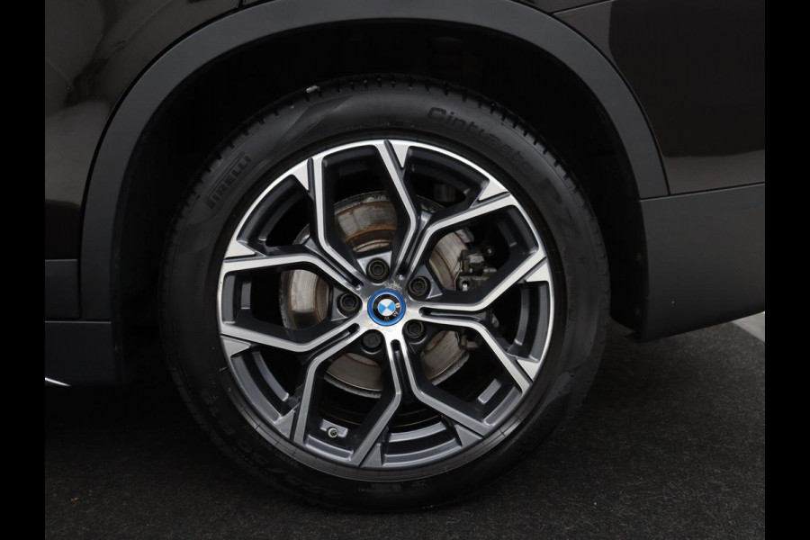 BMW X1 xDrive25e Business Edition Plus | SOH 91,4% | Panoramadak | Leder | Stoelverwarming | Sfeerverlichting | Cruise control | Navigatie | Park assist | PHEV