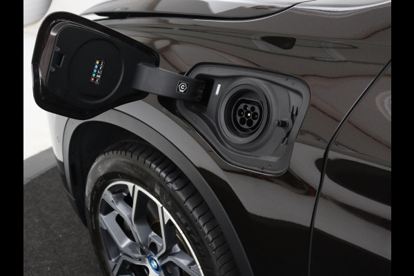 BMW X1 xDrive25e Business Edition Plus | SOH 91,4% | Panoramadak | Leder | Stoelverwarming | Sfeerverlichting | Cruise control | Navigatie | Park assist | PHEV