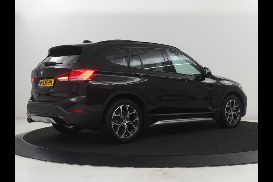 BMW X1 xDrive25e Business Edition Plus | SOH 91,4% | Panoramadak | Leder | Stoelverwarming | Sfeerverlichting | Cruise control | Navigatie | Park assist | PHEV