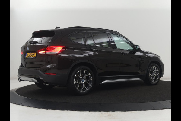 BMW X1 xDrive25e Business Edition Plus | SOH 91,4% | Panoramadak | Leder | Stoelverwarming | Sfeerverlichting | Cruise control | Navigatie | Park assist | PHEV