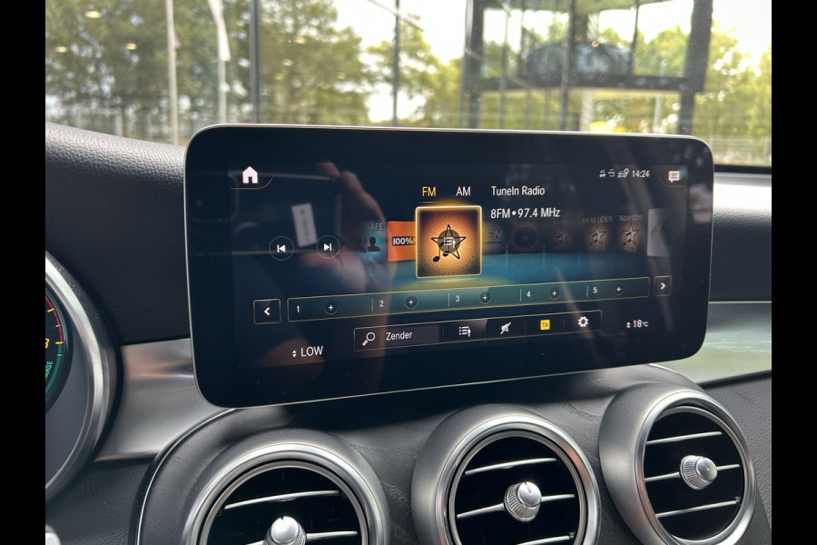 Mercedes-Benz GLC 300e AMG 4Matic Coupé // Trekhaak // 360 Camera // Sfeerverlichting // Augmented Reality // Night Pakket // Digitaal dashbord