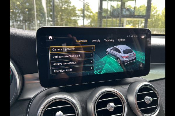 Mercedes-Benz GLC 300e AMG 4Matic Coupé // Trekhaak // 360 Camera // Sfeerverlichting // Augmented Reality // Night Pakket // Digitaal dashbord
