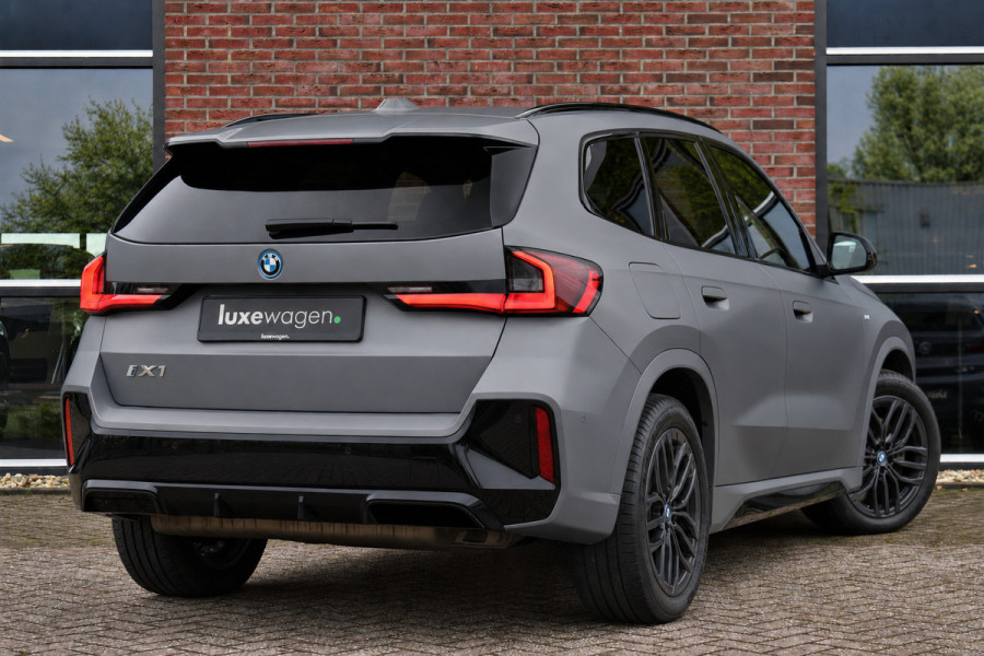 BMW iX1 xDrive30 M-Sport Pano Trekh ACC H/K HUD 360 e-zetels Frozen-Grey