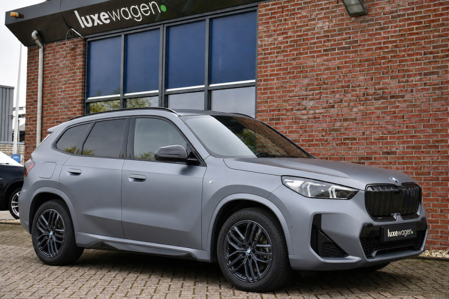 BMW iX1 xDrive30 M-Sport Pano Trekh ACC H/K HUD 360 e-zetels Frozen-Grey