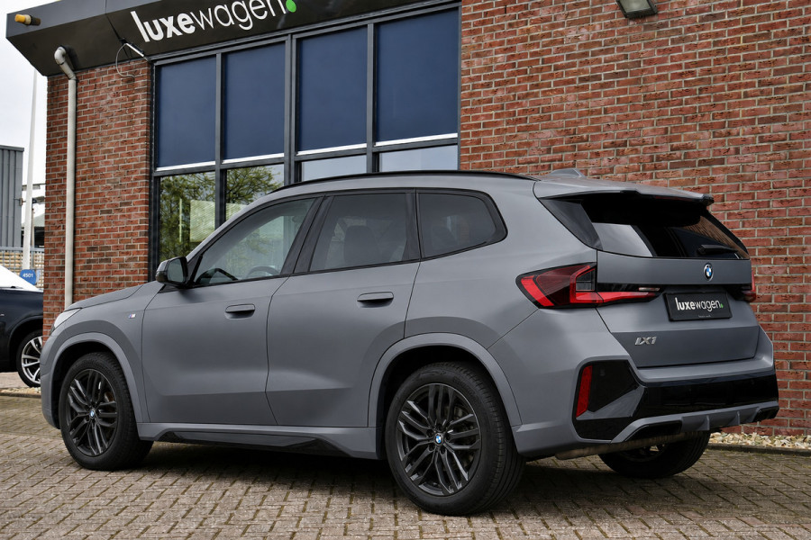 BMW iX1 xDrive30 M-Sport Pano Trekh ACC H/K HUD 360 e-zetels Frozen-Grey