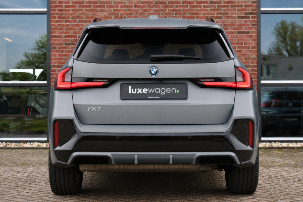 BMW iX1 xDrive30 M-Sport Pano Trekh ACC H/K HUD 360 e-zetels Frozen-Grey