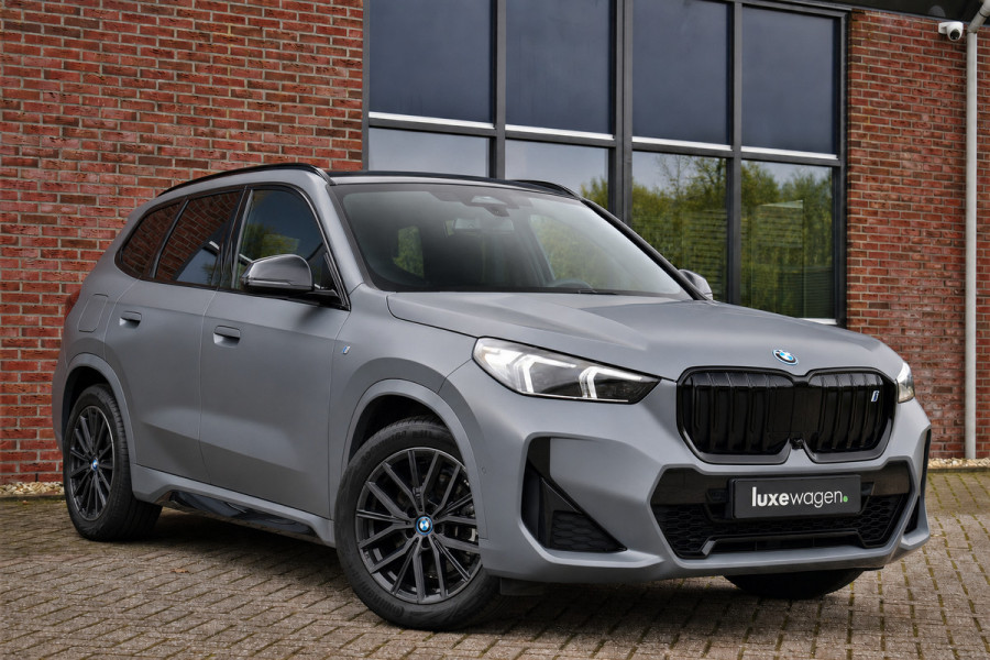 BMW iX1 xDrive30 M-Sport Pano Trekh ACC H/K HUD 360 e-zetels Frozen-Grey