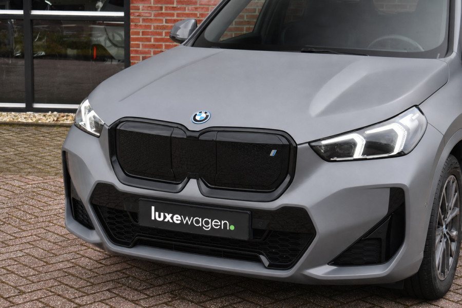 BMW iX1 xDrive30 M-Sport Pano Trekh ACC H/K HUD 360 e-zetels Frozen-Grey
