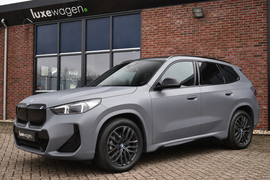 BMW iX1 xDrive30 M-Sport Pano Trekh ACC H/K HUD 360 e-zetels Frozen-Grey