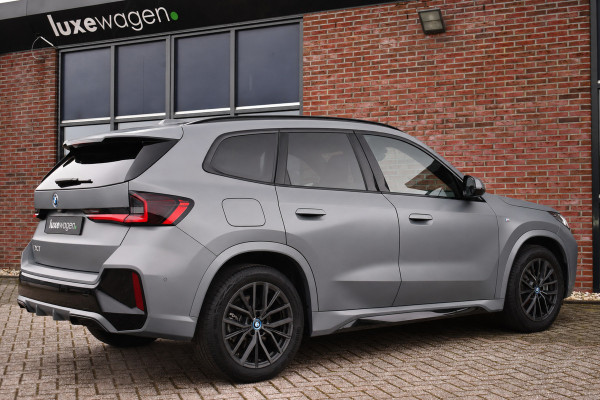 BMW iX1 xDrive30 M-Sport Pano Trekh ACC H/K HUD 360 e-zetels Frozen-Grey