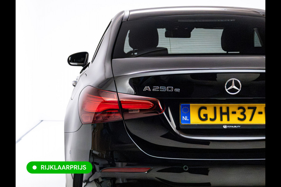 Mercedes-Benz A-Klasse 250 e Star Edition AMG Line Night Facelift | Adap. Cruise | Stoelverw. | Sfeerverlichting | Navigatie | App. connect | Camera, Dodehoek waarschuwing, All season banden