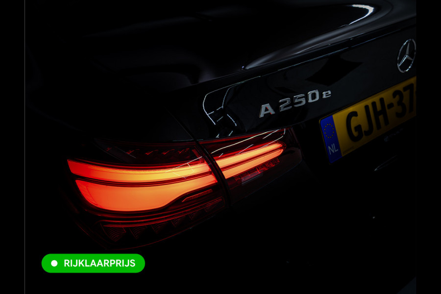 Mercedes-Benz A-Klasse 250 e Star Edition AMG Line Night Facelift | Adap. Cruise | Stoelverw. | Sfeerverlichting | Navigatie | App. connect | Camera, Dodehoek waarschuwing, All season banden