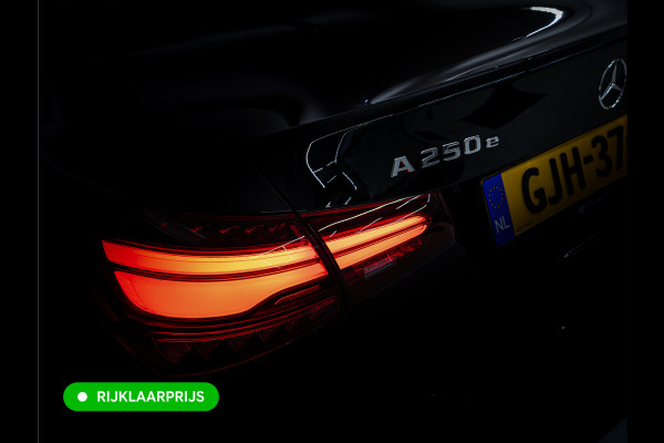 Mercedes-Benz A-Klasse 250 e Star Edition AMG Line Night Facelift | Adap. Cruise | Stoelverw. | Sfeerverlichting | Navigatie | App. connect | Camera, Dodehoek waarschuwing, All season banden
