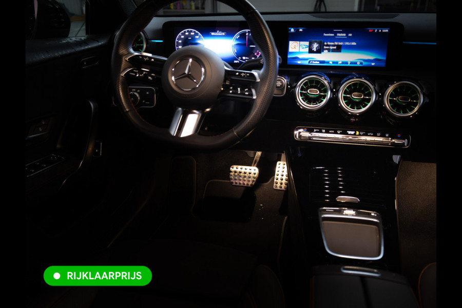 Mercedes-Benz A-Klasse 250 e Star Edition AMG Line Night Facelift | Adap. Cruise | Stoelverw. | Sfeerverlichting | Navigatie | App. connect | Camera, Dodehoek waarschuwing, All season banden