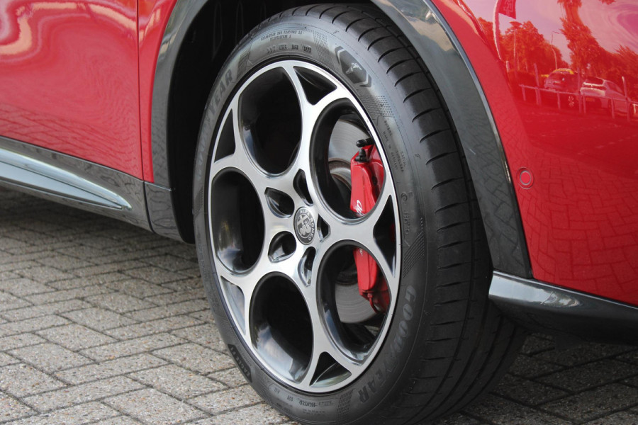 Alfa Romeo Tonale 1.5T 160PK Hybrid Veloce TECHNOLOGY PACK: PARKEERWAARSCHUWING VOOR EN ACHTER/360° CAMERA / AUTONOMOUS DRIVING LEVEL 2: ADAPTIVE CRUISE CONTROL/LANE CENTERING ASSIST/TRAFFIC JAM ASSIST DODEHOEK DETECTIE AUTOMATISCH DIMMENDE BUITENSPIEGELS ELEKTRISCH BEDIENBARE ACHTERKLEP | 19" LICHTMETALEN VELGEN | DRAADLOZE TELEFOONLADER | NAVIGATIE | DRAADLOZE APPLE CARPLAY/ANDROID AUTO | FULL LED MATRIX KOPLAMPEN |