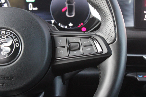 Alfa Romeo Tonale 1.5T 160PK Hybrid Veloce TECHNOLOGY PACK: PARKEERWAARSCHUWING VOOR EN ACHTER/360° CAMERA / AUTONOMOUS DRIVING LEVEL 2: ADAPTIVE CRUISE CONTROL/LANE CENTERING ASSIST/TRAFFIC JAM ASSIST DODEHOEK DETECTIE AUTOMATISCH DIMMENDE BUITENSPIEGELS ELEKTRISCH BEDIENBARE ACHTERKLEP | 19" LICHTMETALEN VELGEN | DRAADLOZE TELEFOONLADER | NAVIGATIE | DRAADLOZE APPLE CARPLAY/ANDROID AUTO | FULL LED MATRIX KOPLAMPEN |