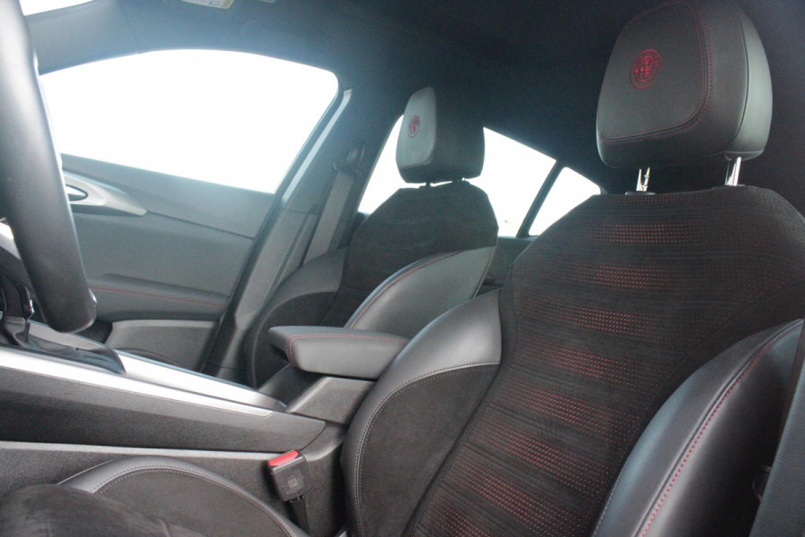 Alfa Romeo Tonale 1.5T 160PK Hybrid Veloce TECHNOLOGY PACK: PARKEERWAARSCHUWING VOOR EN ACHTER/360° CAMERA / AUTONOMOUS DRIVING LEVEL 2: ADAPTIVE CRUISE CONTROL/LANE CENTERING ASSIST/TRAFFIC JAM ASSIST DODEHOEK DETECTIE AUTOMATISCH DIMMENDE BUITENSPIEGELS ELEKTRISCH BEDIENBARE ACHTERKLEP | 19" LICHTMETALEN VELGEN | DRAADLOZE TELEFOONLADER | NAVIGATIE | DRAADLOZE APPLE CARPLAY/ANDROID AUTO | FULL LED MATRIX KOPLAMPEN |
