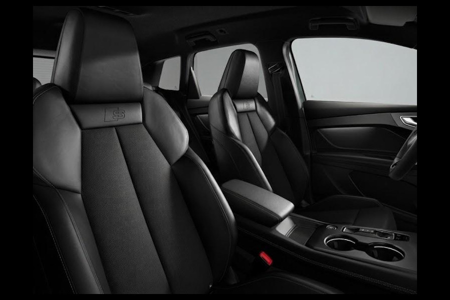 Audi Q4 e-tron S edition 82 kWh 286 pk | MMI navigatie pro | MMI bijrijdersdisplay | Techniekpakket plus | Optiekpakket zwart-glanzend |