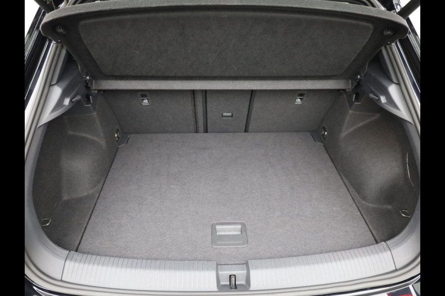 Volkswagen T-Roc 1.5 TSI R-Line Business Black Style | Side Assist | Elk. A-klep | Trekhaak afnb. | IQ Light | Camera | Prijs Rijklaar!!