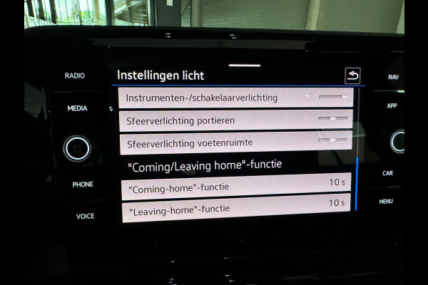 Volkswagen T-Roc 1.5 TSI Life Business Pano|Dodehoek|ACC|Memory|Keyless|Camera