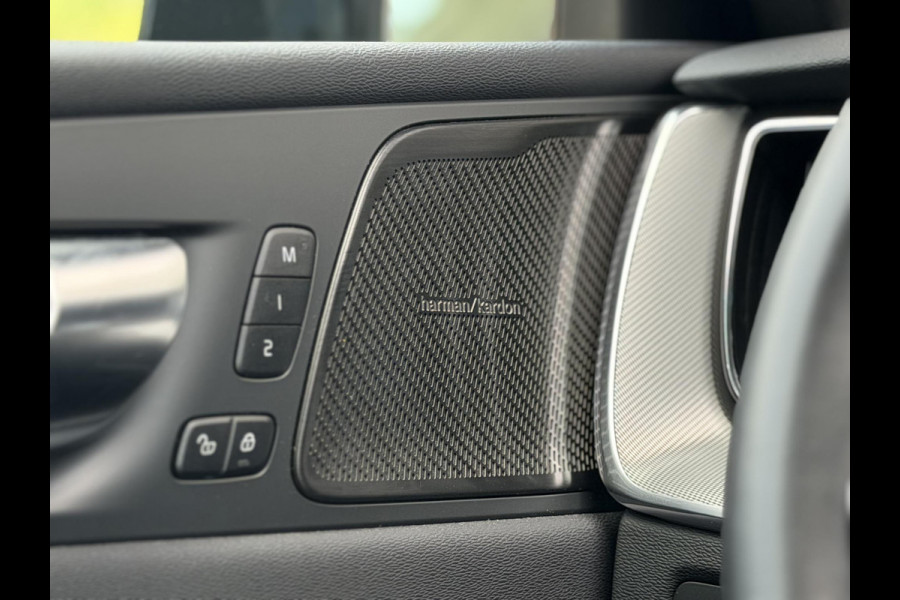 Volvo XC60 2.0 T6 Plug-in hybrid AWD Plus Black Edition |Pano|H/K|Trekhaak|AllSeason