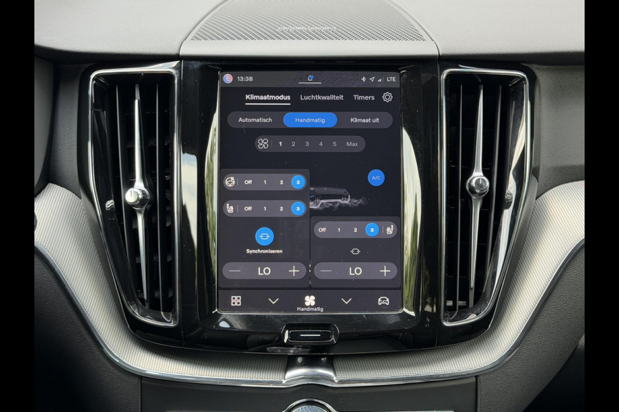 Volvo XC60 2.0 T6 Plug-in hybrid AWD Plus Black Edition |Pano|H/K|Trekhaak|AllSeason