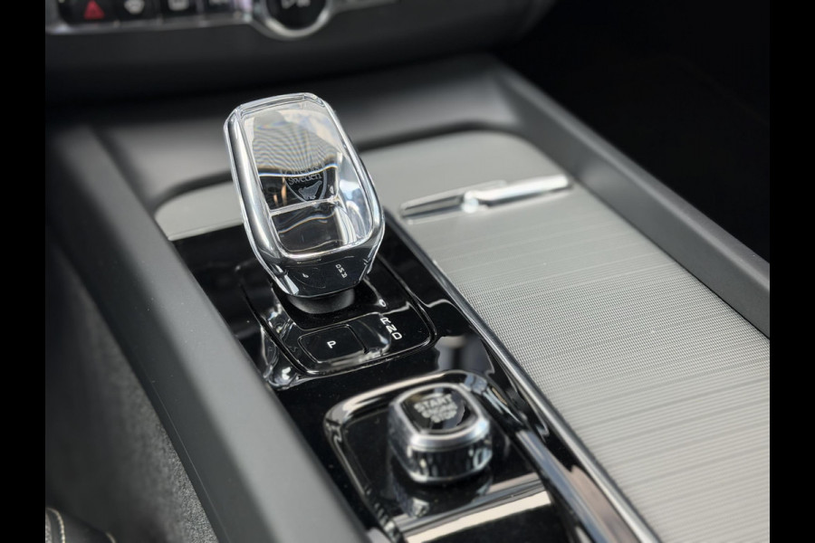 Volvo XC60 2.0 T6 Plug-in hybrid AWD Plus Black Edition |Pano|H/K|Trekhaak|AllSeason