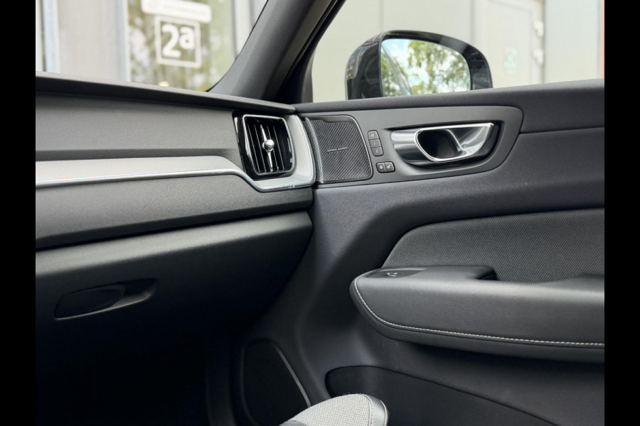 Volvo XC60 2.0 T6 Plug-in hybrid AWD Plus Black Edition |Pano|H/K|Trekhaak|AllSeason