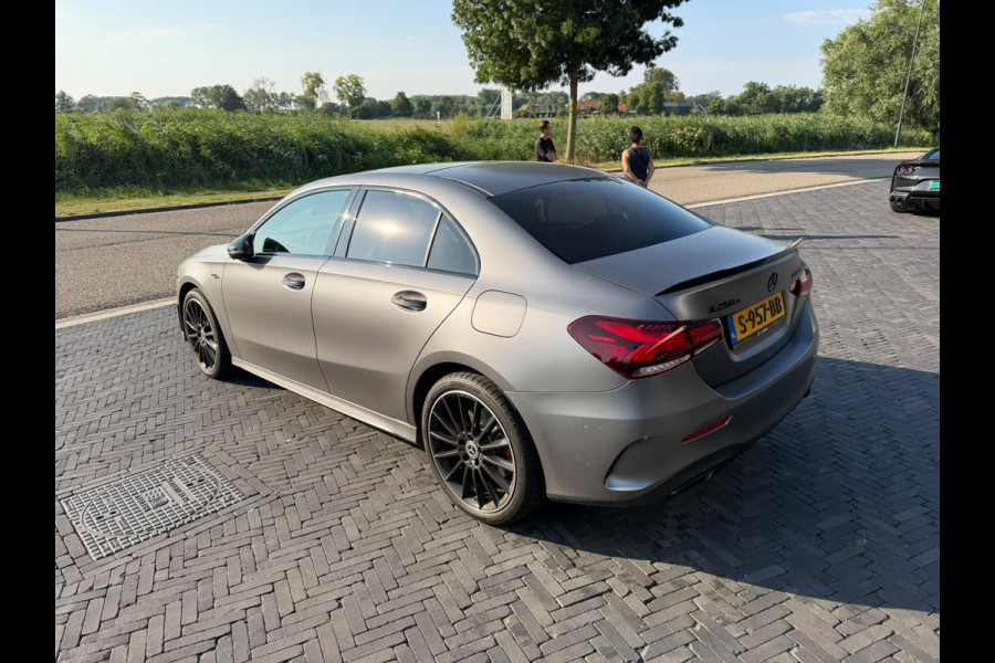 Mercedes-Benz A-Klasse 250 e AMG Limousine Night|HUD|Pano|360°|Sfeer|Widescreen MBUX|19" AMG