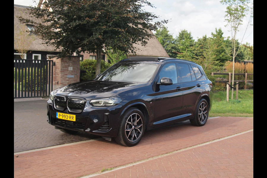 BMW iX3 Executive 80 kWh | Facelift Model | Shadow Line | Panoramadak | Camera | Sfeerverlichting | NL-Auto |
