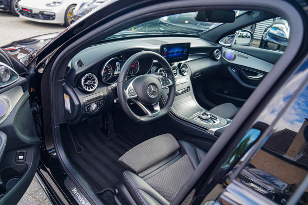 Mercedes-Benz C-Klasse 180 Sport Edition Premium Plus | Dubbele Panorama | AMG Pakket | Stoelverwarming | Xenon / LED | Sfeerverli