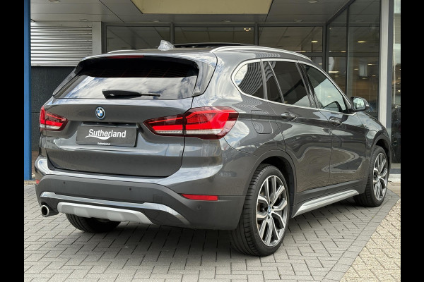 BMW X1 xDrive25e xLine | VOL! | Panoramadak | Harman Kardon | Adaptive Cruise | Keyless | Stoel & Stuurverwarming | Camera | 19 inch velgen | Elektrische achterklep | M stuurwiel |