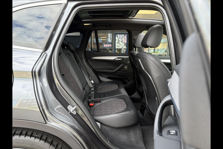 BMW X1 xDrive25e xLine | VOL! | Panoramadak | Harman Kardon | Adaptive Cruise | Keyless | Stoel & Stuurverwarming | Camera | 19 inch velgen | Elektrische achterklep | M stuurwiel |