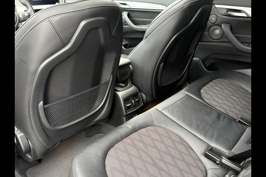BMW X1 xDrive25e xLine | VOL! | Panoramadak | Harman Kardon | Adaptive Cruise | Keyless | Stoel & Stuurverwarming | Camera | 19 inch velgen | Elektrische achterklep | M stuurwiel |