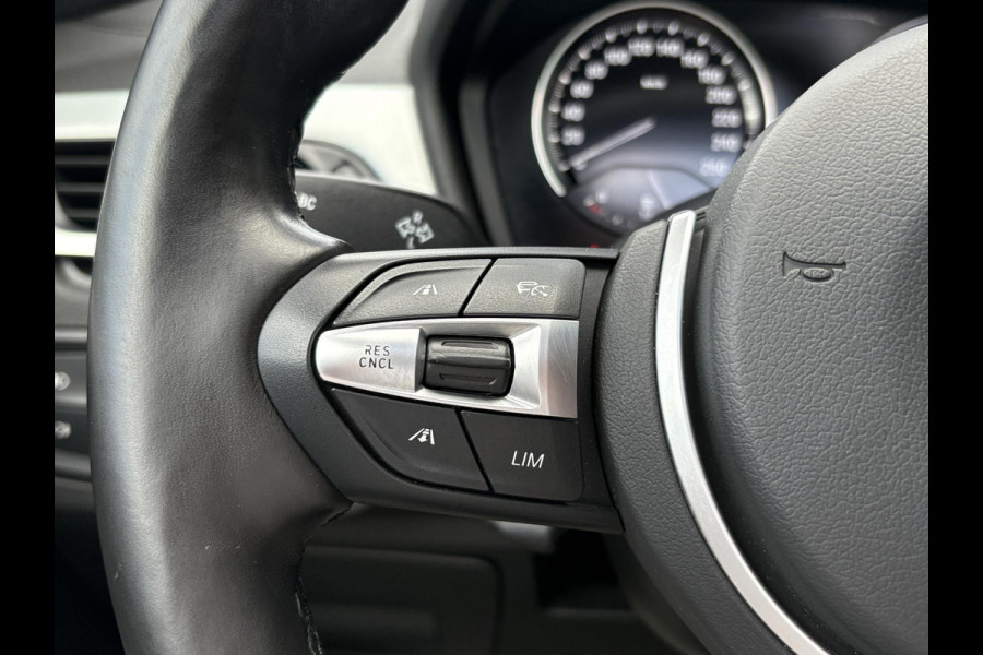 BMW X1 xDrive25e xLine | VOL! | Panoramadak | Harman Kardon | Adaptive Cruise | Keyless | Stoel & Stuurverwarming | Camera | 19 inch velgen | Elektrische achterklep | M stuurwiel |
