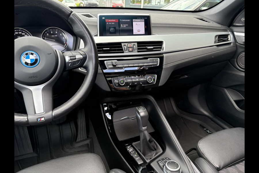 BMW X1 xDrive25e xLine | VOL! | Panoramadak | Harman Kardon | Adaptive Cruise | Keyless | Stoel & Stuurverwarming | Camera | 19 inch velgen | Elektrische achterklep | M stuurwiel |