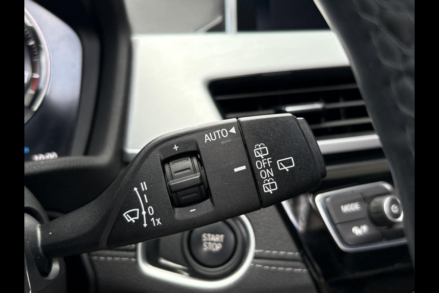 BMW X1 xDrive25e xLine | VOL! | Panoramadak | Harman Kardon | Adaptive Cruise | Keyless | Stoel & Stuurverwarming | Camera | 19 inch velgen | Elektrische achterklep | M stuurwiel |