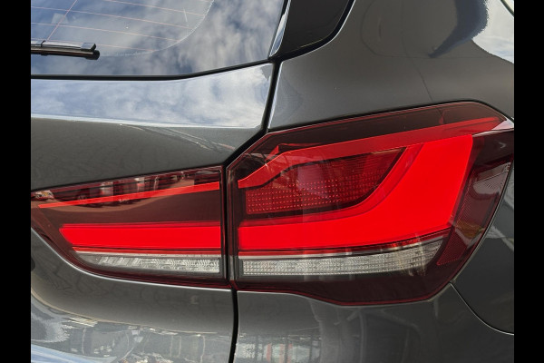 BMW X1 xDrive25e xLine | VOL! | Panoramadak | Harman Kardon | Adaptive Cruise | Keyless | Stoel & Stuurverwarming | Camera | 19 inch velgen | Elektrische achterklep | M stuurwiel |