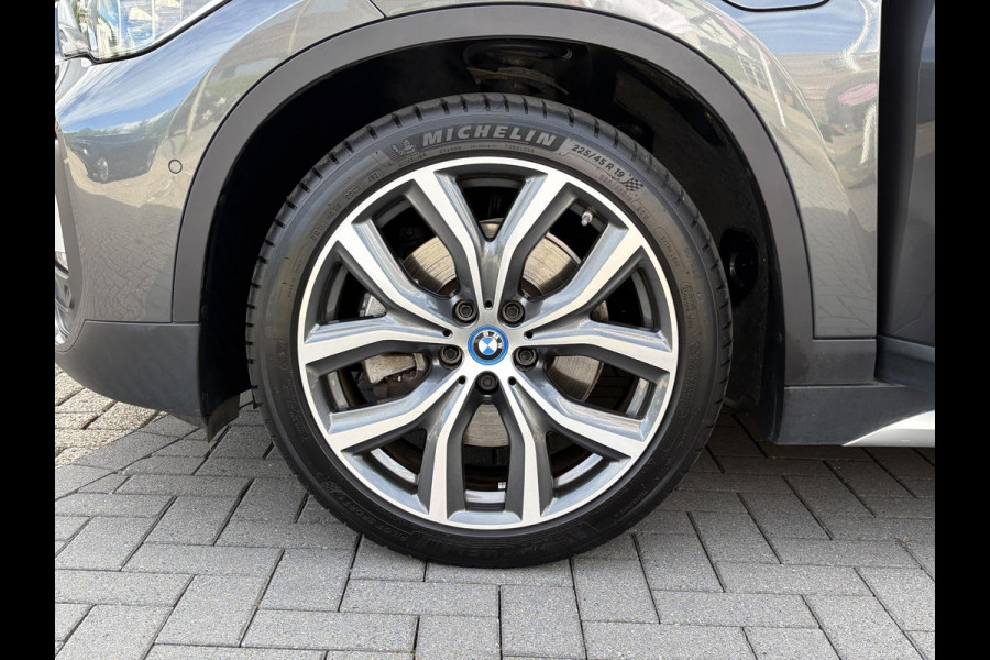 BMW X1 xDrive25e xLine | VOL! | Panoramadak | Harman Kardon | Adaptive Cruise | Keyless | Stoel & Stuurverwarming | Camera | 19 inch velgen | Elektrische achterklep | M stuurwiel |