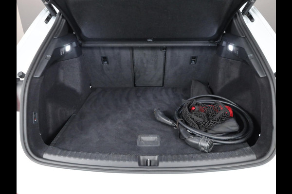 Audi Q4 e-tron 50 quattro Launch edition S Competition 77 kWh 299 pk | Navigatie | Warmtepomp | Trekhaak (wegklapbaar) | Parkeersensoren | Achteruitrijcamera | Elektr. voorstoelen | S-Line |