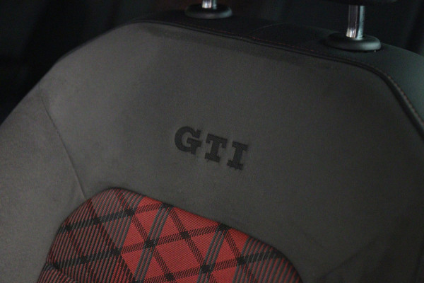 Volkswagen Golf 2.0 TSI GTI TCR /PANO/MILLTEK/CARPLAY/CARBON/KEYLESS/ACC/VOL