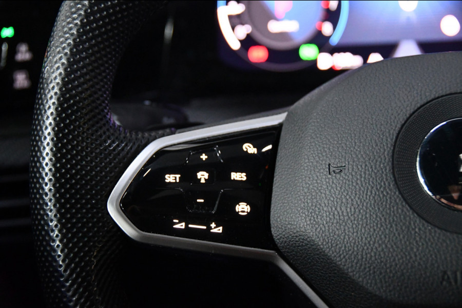 Volkswagen Golf 1.5 eTSI R-Line Pano, Sfeer, AppleCarplay